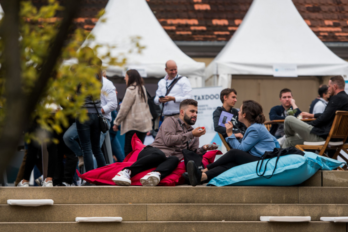 Personen unterhalten sich entspannt auf einer Betriebsfeier