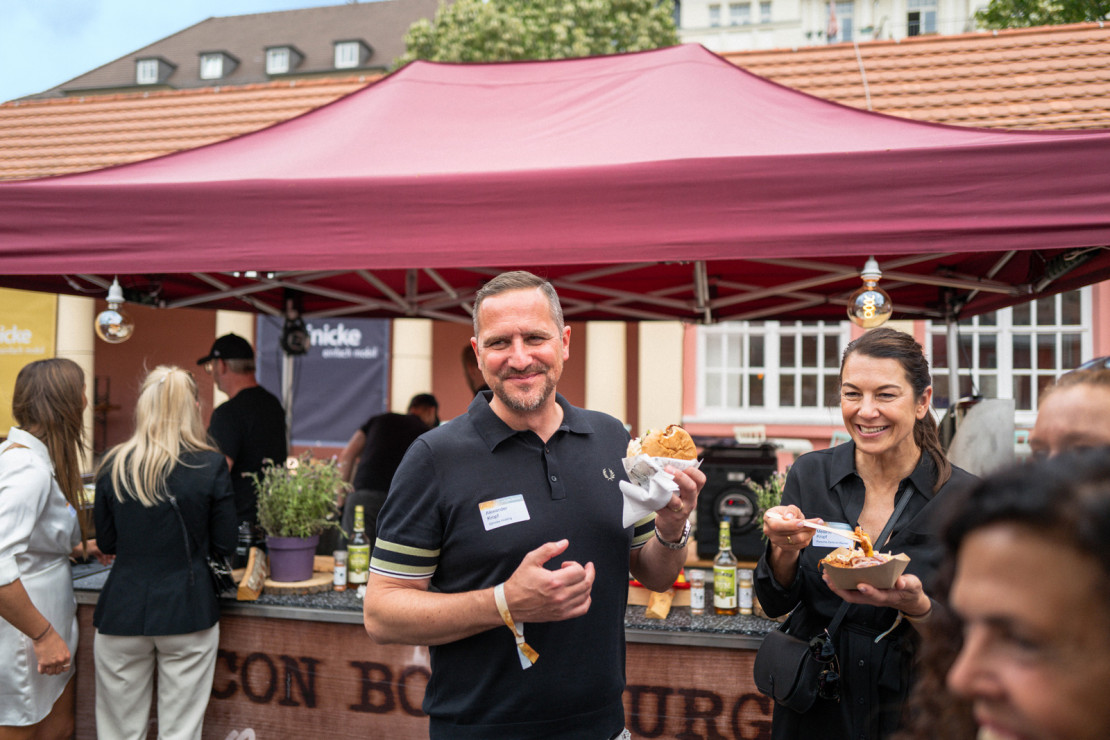 Personen genießen das Catering auf einer Firmenfeier