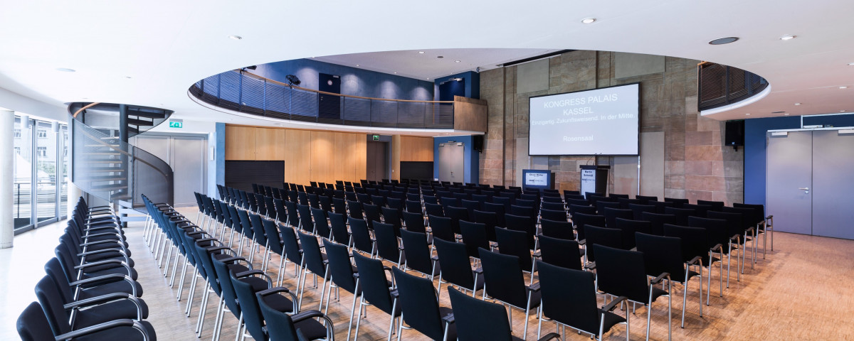 Der Rosensaal bestuhlt mit diagonaler Ansicht.