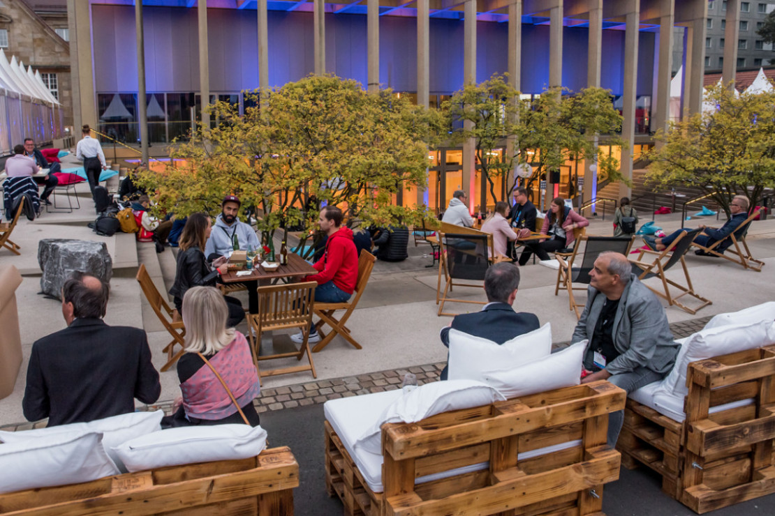 Personen auf einer Firmenfeier im Konzertgarten des Kassel Kongress Palais