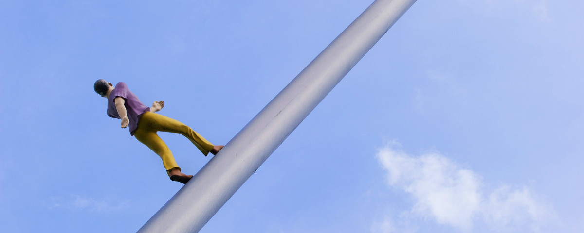 web_5023_Himmelsstuermer_-_Man_walking_to_the_sky.jpg